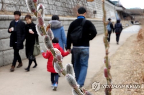 비소식에 휴일인파 실내로…"고속도로 정체 오후 5시 절정" - 1
