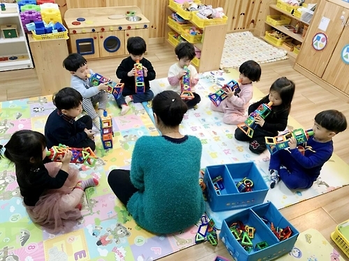 서산 보육시설에서 놀고 있는 어린이들