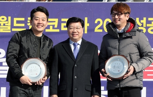 권선택 대전시장(가운데)이 20일 오후 대전 유성구 대전월드컵경기장에서 개그맨 김준호 씨(왼쪽)와 조윤호 씨를 U-20 월드컵 대전 홍보대사에 위촉하고서 기념 촬영하고 있다.