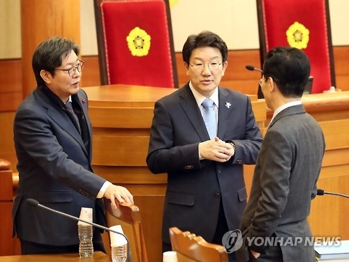탄핵심판 9차 변론 참석한 권성동 이춘석 (서울=연합뉴스) 이상학 기자 = 25일 오전 서울 종로구 재동 헌법재판소에서 열린 박근혜 대통령 탄핵심판 사건 9차 변론에서 권성동 국회 탄핵소추위원장(가운데)과 이춘석 탄핵소추위원(왼쪽)이 관계자와 대화를 하고 있다. 2017.1.25leesh@yna.co.kr(끝)