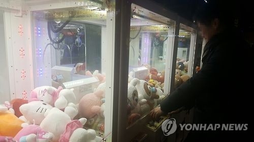 고가상품으로 유혹 영업시간 위반…불법 판치는 인형뽑기방 - 1