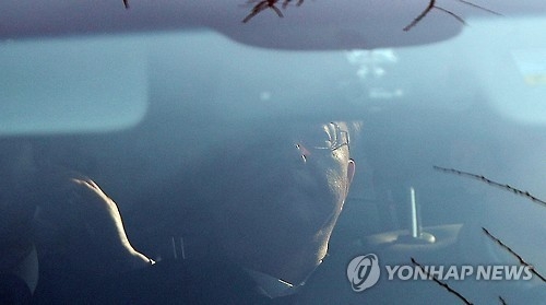영장실질심사를 마친 우병우 전 청와대 민정수석비서관이 21일 오후 경기도 의왕시 서울구치소로 들어가고 있다.