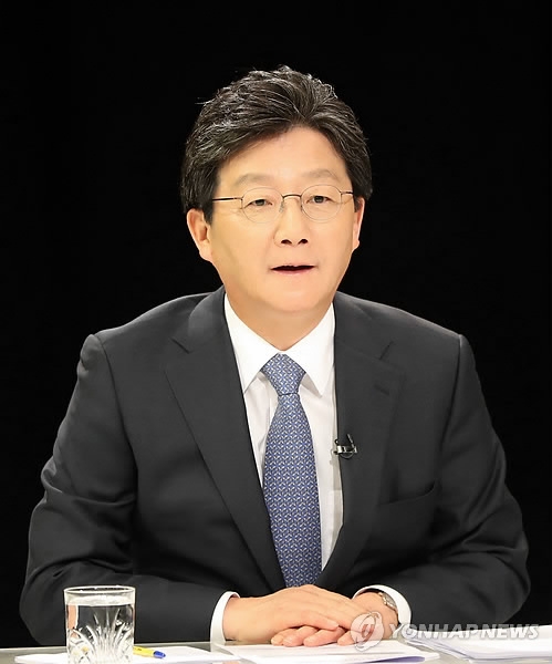전북기자협회 주최 토론회에서 대답하는 유승민 의원 