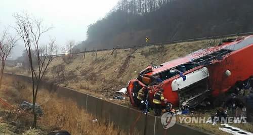 대학신입생 OT버스 5m아래 추락…1명 사망·44명 중경상(종합2보) - 3