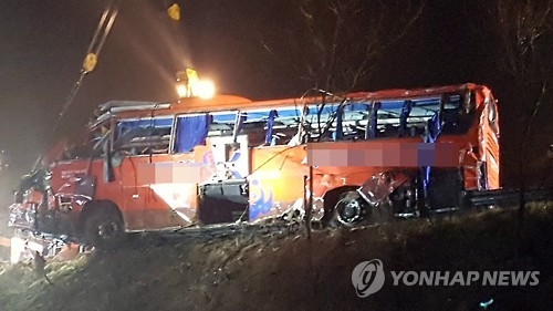 "기우뚱하더니 쿵쿵, 2바퀴반 굴러" 추락버스 아찔했던 순간 - 1