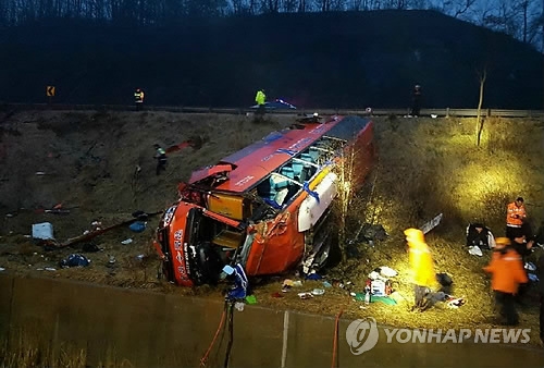 대학 OT버스, 언덕 아래로 추락