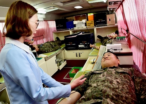 '해군 헌혈왕' 해군 3함대 장진환 소령(우)
