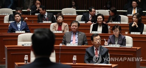 與 '분권형 대통령' 개헌안 마련키로…불체포특권 폐지(종합) - 1