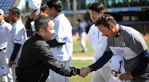 선수들과 악수 나누는 박정원 두산그룹 회장