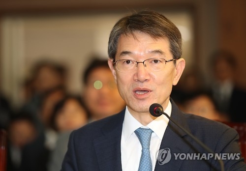 인사말하는 대전지법원장(광주=연합뉴스) 박철홍 기자 = 6일 오전 광주지방법원에서 열린 국회 법제사법위원회의 광주고법·지법 등 지방법원과 특허법원에 대한 국정감사에서 안철상 대전지방법원장이 인사말하고 있다. 2016.10.6pch80@yna.co.kr(끝)