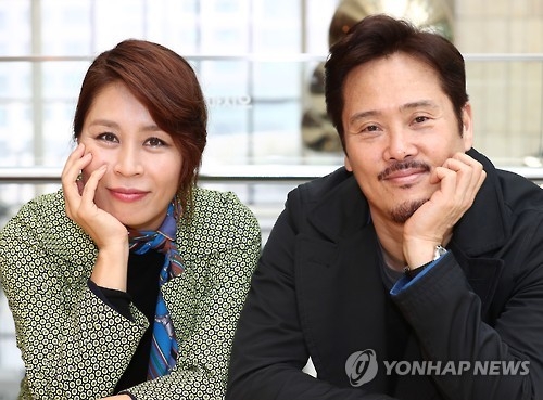 '오! 캐롤' 남경주-최정원(서울=연합뉴스) 이재희 기자 = 뮤지컬 '오! 캐롤'에 출연하는 배우 남경주(오른쪽)와 최정원이 연합뉴스와 인터뷰에 앞서 포즈를 취하고 있다. 2017.2.27scape@yna.co.kr