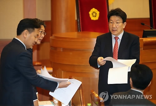 자료 보는 권성동 법사위원장(서울=연합뉴스) 박동주 기자 = 22일 오전 서울 종로구 재동 헌법재판소에서 열린 탄핵심판 16차 변론에 앞서 국회 탄핵소추위원장인 권성동 법사위원장이 자료를 살피고 있다. 2017.2.22pdj6635@yna.co.kr(끝)