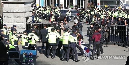 헌재로 뛰어드는 탄핵반대 시민