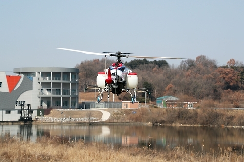 삽교천에서 AI 방제활동을 하고 있는 무인헬기