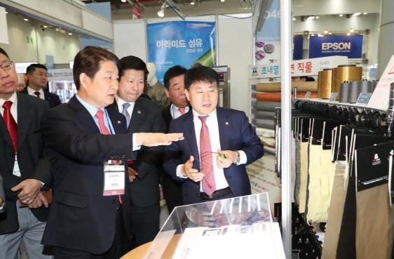 PID 관람하는 권영진 대구시장