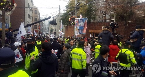 웃으며 사저 도착한 박 前대통령…지지자들 늦게까지 '탄핵무효'(종합) - 4