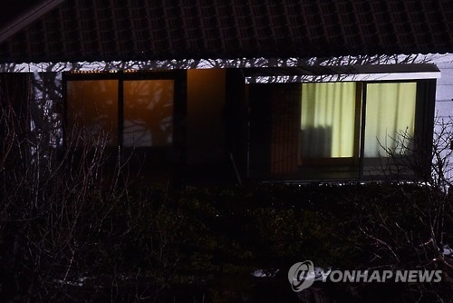 박 전 대통령 밤늦게까지 이사…장우산으로 가리며 '007작전' - 3