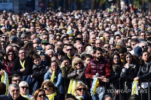 '먼 발치에서라도…'…교황을 보러 밀라노 두오모 광장에 운집한 군중