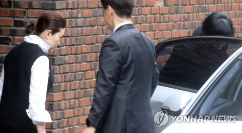 박 전 대통령 구속영장 청구…자택 앞에는 적막만 흘러 - 1