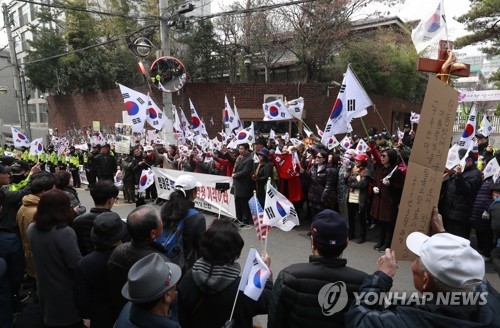 목소리 높이는 박前대통령 지지자들…"두번은 못 보낸다"(종합) - 2