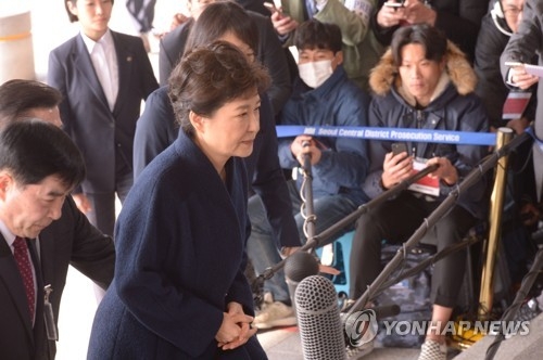 '박근혜 불구속 청원서' 법원 제출…"의원 82명 서명" - 1