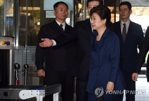 정치권, 朴전대통령 영장심사 촉각…구속여부 대선변수 되나 - 2