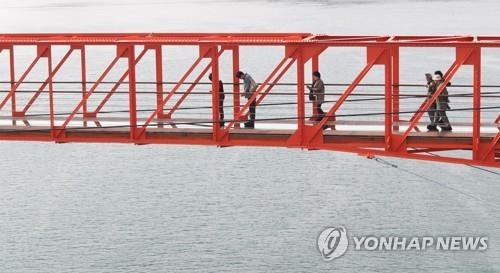 바다 위를 걸어볼까