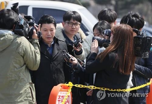 기자들에게 둘러싸인 신동욱