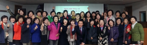 강연후 기념촬영하는 홍원식 상임대표