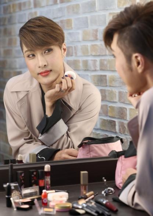 '메이크업계 금손' 김기수의 화장품 파우치를 털어보았습니다 - 1