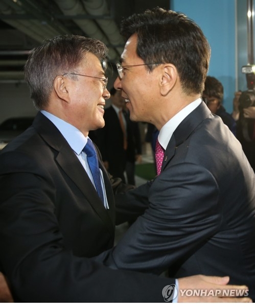文, TK·강원 누비며 '보수표심' 공략…安風 견제 본격화 - 2