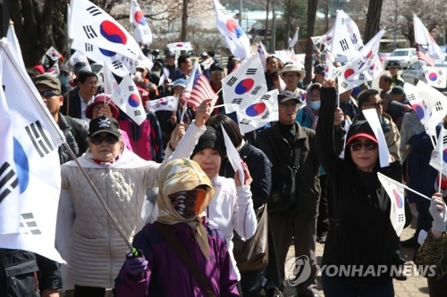 서울구치소로 모여드는 朴 지지자들