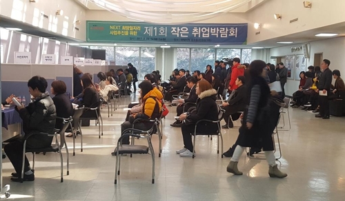 안양시가 올해 1.4분기에만 5천61명에게 일자리를 찾아준 것으로 나타났다. 사진은 시청 상설면접장에서 열린 '작은 취업박람회' 모습.(안양시 제공=연합뉴스)