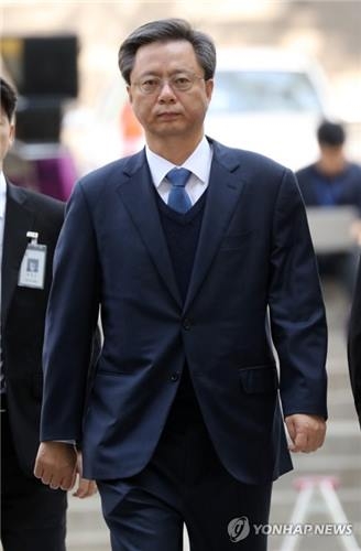 우병우, 영장실질심사 출석(서울=연합뉴스) 윤동진 기자 = 우병우 전 청와대 민정수석비서관이 11일 오전 서초구 서울중앙지법에서 구속 전 피의자 심문(영장실질심사)에 출석하고 있다. 2017.4.11mon@yna.co.kr(끝)