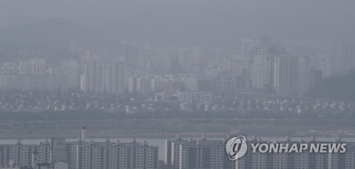 미세먼지로 뿌연 서울