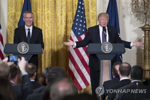 도널드 트럼프 미국 대통령(우)과 옌스 스톨텐베르크 북대서양조약기구(NATO) 사무총장(좌)