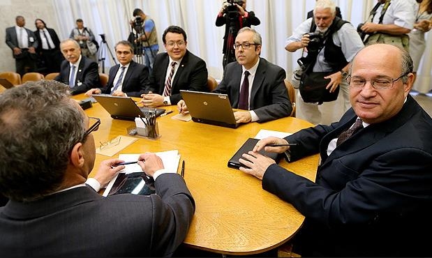 일란 고우지파인 브라질 중앙은행 총재(오른쪽)가 통화정책회의를 주재하고 있다.