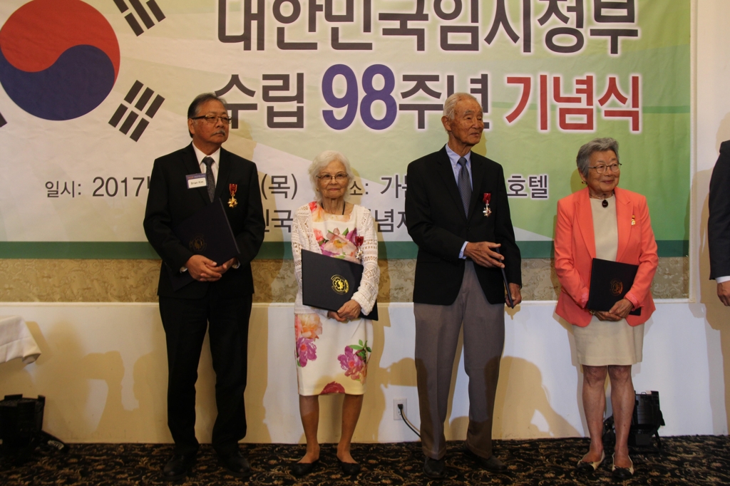 건국훈장·대통령 표창을 전달받은 미주 독립운동가 후손들.