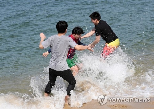 봄날씨에 경포해변서 물놀이 하는 시민들
