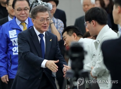 文, 거침없는 '영토 확장'…홍석현 만나고 김종인에도 '손짓'(종합) - 1