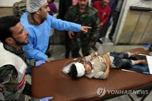 폭탄 공격으로 다쳐 후송된 시리아 어린이[AFP=연합뉴스 자료사진]