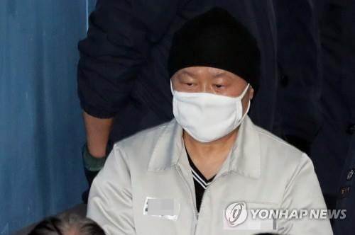 공판 출석하는 김경숙(서울=연합뉴스) 한상균 기자 = 최순실 씨의 딸 정유라에게 입시 특혜를 준 혐의를 받는 김경숙 전 이화여대 학장이 17일 오전 서울중앙지방법원에서 열린 공판에 출석하고 있다. 2017.4.17xyz@yna.co.kr(끝)