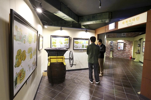 관람객들은 곳곳에 배치된 실물과 도표, 벽화 등을 보면서 자연스럽게 술 관련 상식을 쌓을 수 있다.
