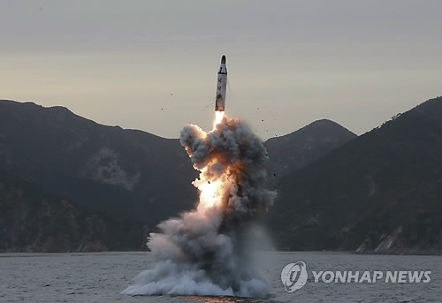 사진은 북한의 잠수함발사탄도미사일(SLBM) '북극성'이 발사되는 모습으로 촬영날짜는 미상. 