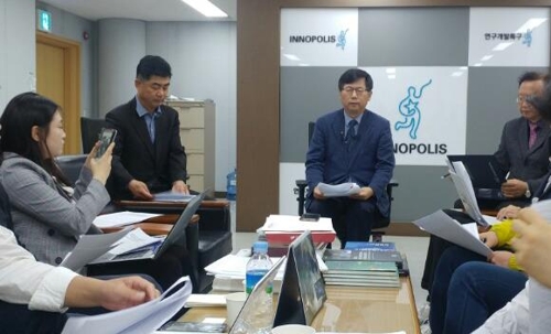 기자간담회 하는 백원필 부원장
