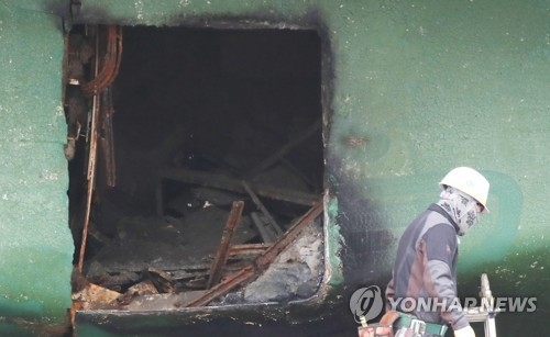 세월호에 쌓여 있는 구조물