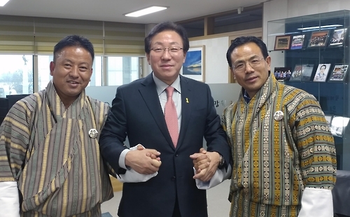 부탄의 노부 왕축 교육부장관(사진 오른쪽)이 지난 1월 18일 강원도교육청을 방문해 민병희 교육감(가운데)과 기념사진을 찍고 있다.