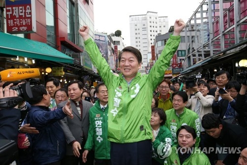 安, 남대문시장서 "어르신 모실것"…'민생' 챙기며 보수층 공략 - 1