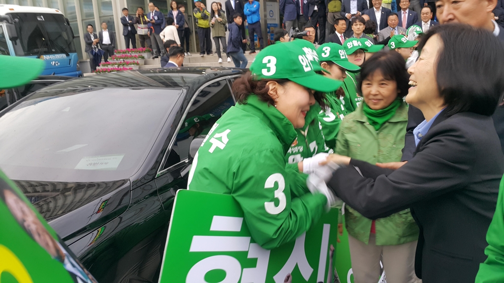 선거운동원과 악수하는 김미경 교수