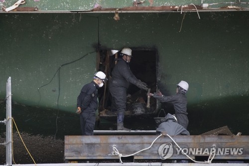 세월호 선체 수색 중